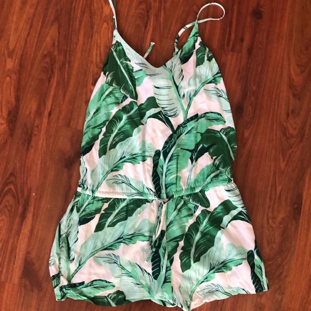 Old navy Leaf pattern romper, shorts size S petite